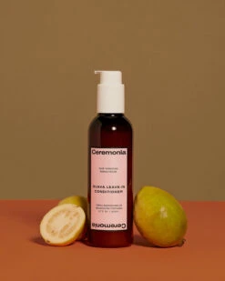 Guava Leave-In Conditioner Après-Shampoing Sans Rinçage -Magasin De Cosmétiques 0332 Ceremonia GUAVA CONDITIONER INGREDIENTS SH 04 TAN BACKDROP 026
